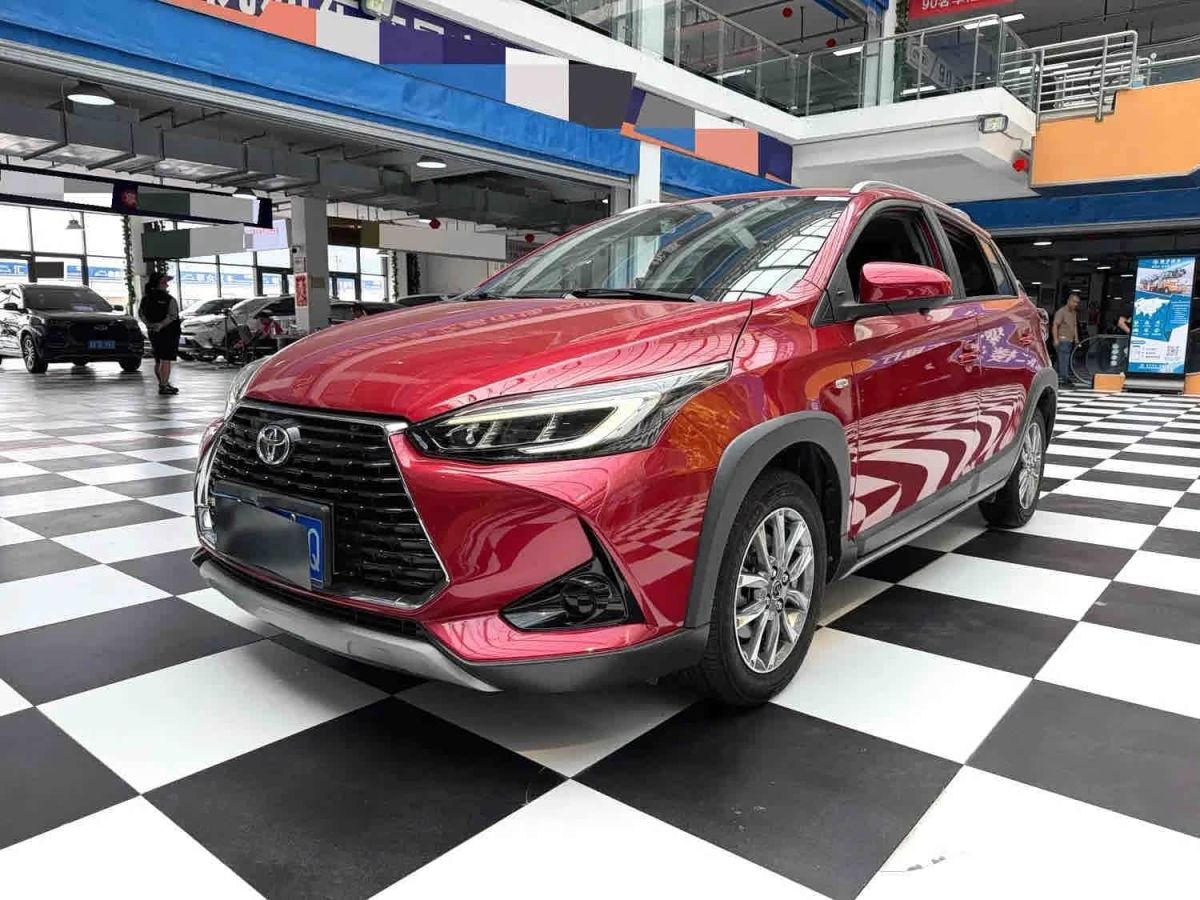Toyota Yaris L (Чжисюань), 2022 г., красный / фиолетовый, 26 000 км Toyota Yaris L (Чжисюань), 2022 г., красный / фиолетовый, 26 000 км