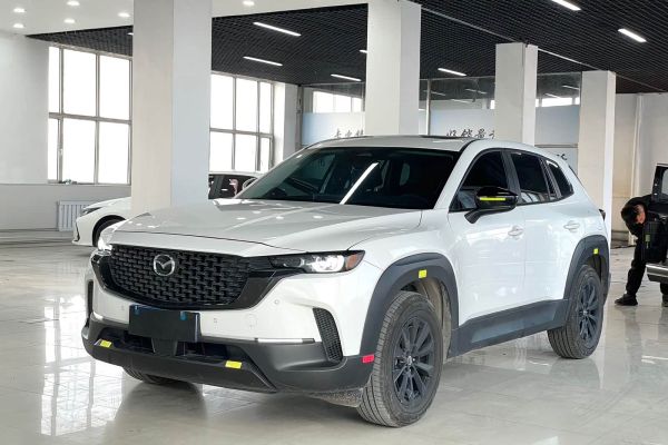 Mazda CX-30, 2023 г., синий, 13 300 км Mazda 马自达CX-50行也, 2023 г., белый, 18 400 км