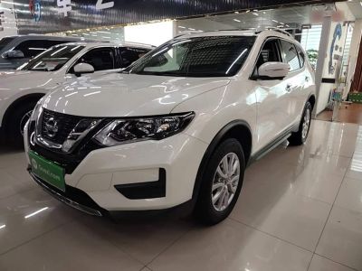 Nissan X-Trail, 2023 г., чёрный, 31 000 км Nissan X-Trail, 2024 г., белый, 32 000 км