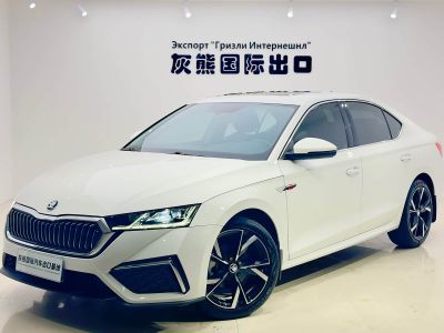 Skoda Octavia, 2021 г., чёрный, 60 000 км Skoda 明锐, 2022 г., белый, 19 000 км