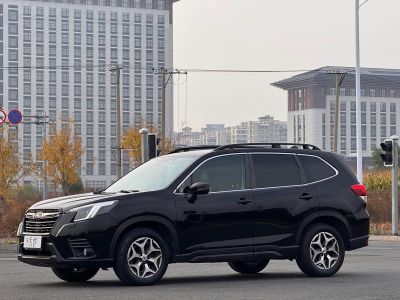 Subaru 森林人, 2021 г., белый, 40 000 км Subaru 森林人, 2023 г., чёрный, 59 000 км
