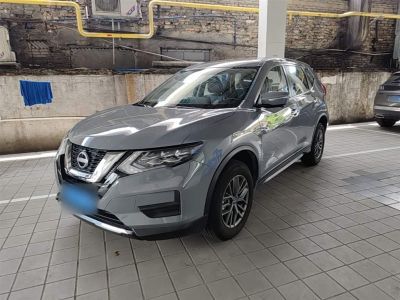 Nissan X-Trail, 2025 г., белый, 8 000 км Nissan X-Trail, 2025 г., серебристый / серый, 8 800 км