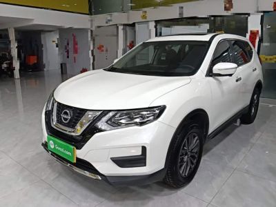 Volkswagen Tiguan L, 2023 г., чёрный, 50 000 км Nissan X-Trail, 2025 г., белый, 6 800 км