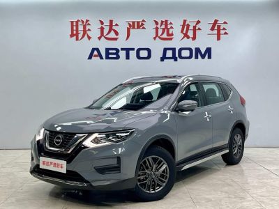 Nissan X-Trail, 2025 г., белый, 8 000 км Nissan X-Trail, 2025 г., серебристый / серый, 3 500 км