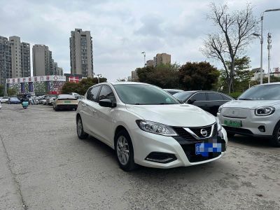 Nissan TIIDA, 2021 г., красный / фиолетовый, 51 000 км Nissan 骐达TIIDA, 2023 г., белый, 30 000 км