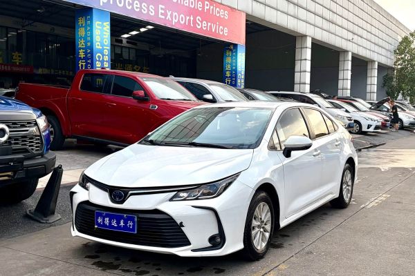MG 5, 2022 г., шампань / коричневый, 29 000 км Toyota Corolla, 2023 г., белый, 48 000 км