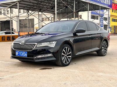 Skoda Superb, 2023 г., серебристый / серый, 35 100 км Skoda 速派, 2023 г., чёрный, 56 000 км