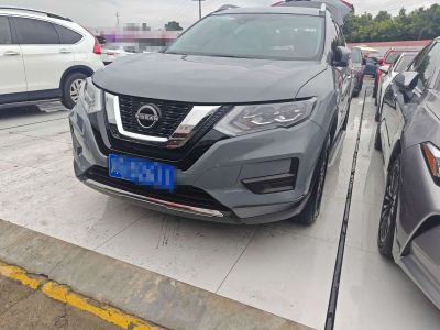 Nissan X-Trail, 2025 г., белый, 8 000 км Nissan X-Trail, 2025 г., серебристый / серый, 10 000 км