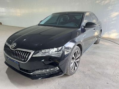 Skoda Superb, 2023 г., серебристый / серый, 35 100 км Skoda 速派, 2023 г., чёрный, 19 000 км