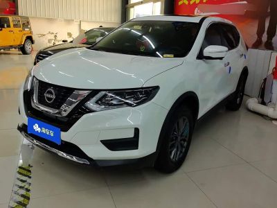 Nissan X-Trail, 2023 г., чёрный, 31 000 км Nissan X-Trail, 2025 г., белый, 11 100 км