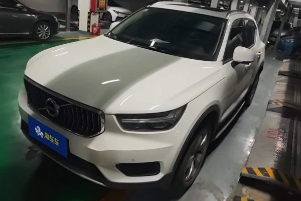 Jetta VS7, 2021 г., синий, 58 600 км Volvo 沃尔沃XC40, 2021 г., белый, 51 000 км