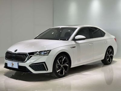 Skoda Octavia, 2022 г., красный / фиолетовый, 46 000 км Skoda 明锐, 2023 г., белый, 33 000 км