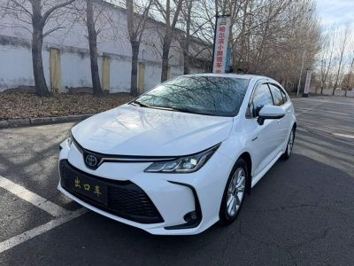 Toyota Corolla, 2023 г., серебристый / серый, 40 000 км Toyota Corolla, 2024 г., белый, 50 000 км