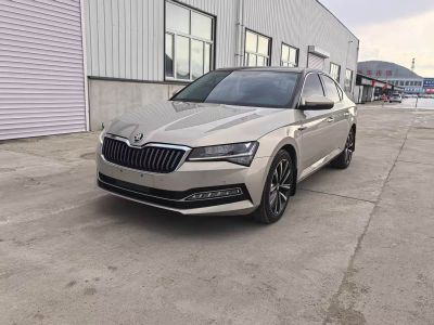 Skoda Superb, 2023 г., серебристый / серый, 35 100 км Skoda 速派, 2023 г., шампань / коричневый, 15 600 км