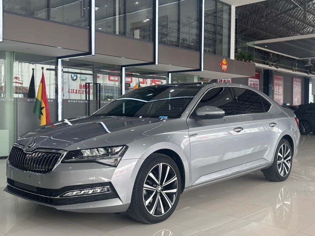 Skoda Superb, 2023 г., серебристый / серый, 19 000 км Skoda 速派, 2023 г., серебристый / серый, 19 000 км
