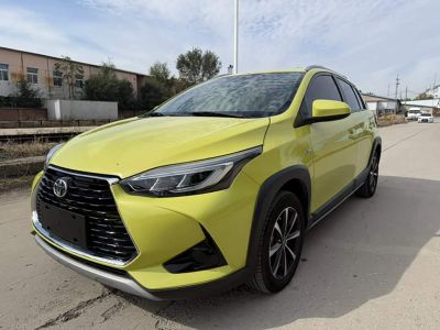 Toyota Yaris L (Чжисюань), 2022 г., белый, 12 000 км Toyota Yaris L (Чжисюань), 2022 г., жёлтый / оранжевый, 57 600 км