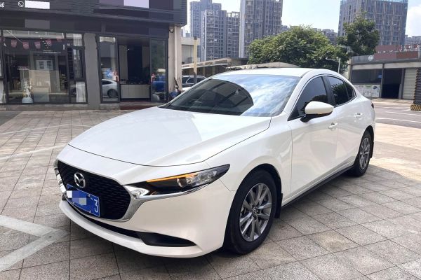 Honda Civic, 2021 г., синий, 50 000 км Mazda 马自达3 昂克赛拉, 2023 г., белый, 30 000 км
