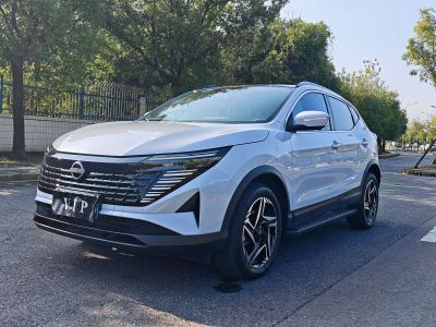 Nissan Qashqai, 2024 г., белый, 18 000 км Nissan 逍客, 2024 г., серебристый / серый, 9 000 км