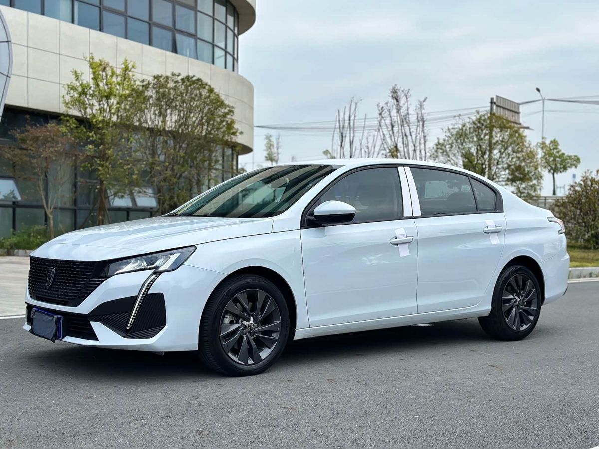 Peugeot 408, 2024 г., белый, 30 000 км Peugeot 标致408, 2024 г., белый, 30 000 км