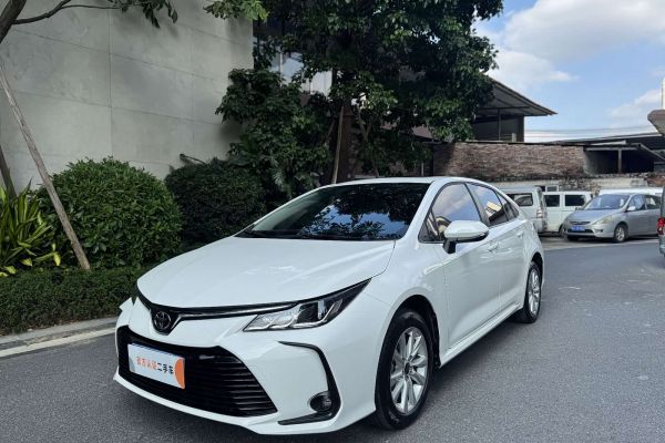 MG MG5天蝎座, 2022 г., серебристый / серый, 20 000 км Toyota Corolla, 2023 г., белый, 38 000 км