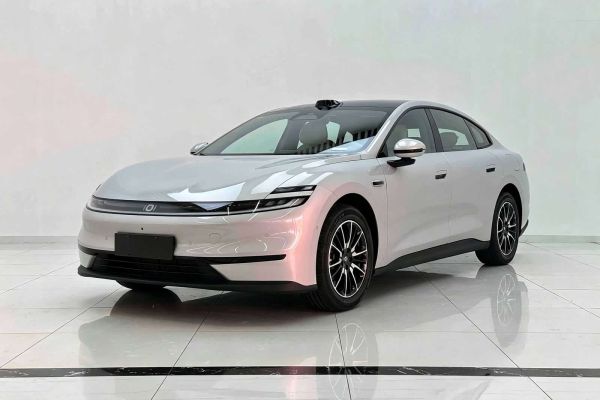 Kia обновлённая версия Morning (JA), 2024 г., белый, 10 222 км Changan Qiyuan A06, 2026 г., шампань / коричневый, 3 800 км