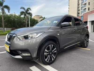 Mitsubishi Outlander, 2022 г., белый, 53 000 км Nissan 劲客, 2021 г., серебристый / серый, 61 500 км
