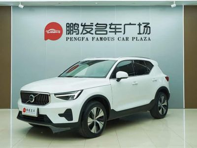 Volvo 沃尔沃XC40, 2023 г., синий, 17 300 км Volvo 沃尔沃XC40, 2024 г., белый, 30 000 км