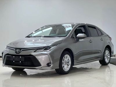 Toyota Corolla, 2022 г., белый, 48 000 км Toyota Corolla, 2022 г., серебристый / серый, 25 000 км