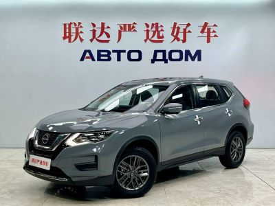 Nissan X-Trail, 2025 г., белый, 8 000 км Nissan X-Trail, 2025 г., серебристый / серый, 2 300 км