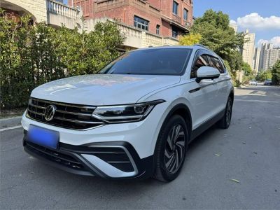 Volkswagen Tiguan L, 2023 г., белый, 50 000 км Volkswagen Tiguan L 2021 330TSI автомат одна ведущая ось комплектация «Умный комфорт»