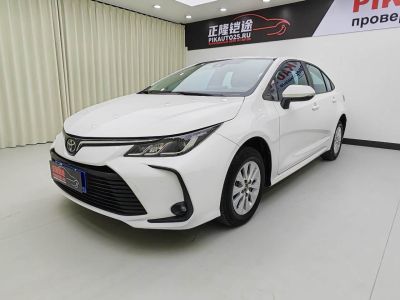 Toyota Corolla, 2022 г., чёрный, 23 000 км Toyota Corolla, 2023 г., белый, 31 000 км