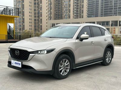 Mazda CX-4, 2021 г., белый, 1 400 км Mazda CX-5, 2022 г., шампань / коричневый, 37 000 км