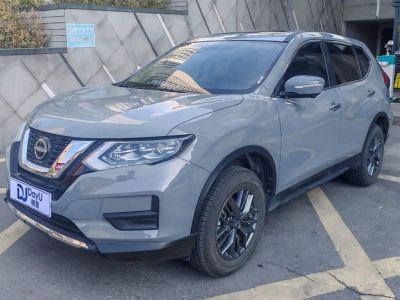 Nissan X-Trail, 2025 г., белый, 8 000 км Nissan X-Trail, 2025 г., серебристый / серый, 6 000 км