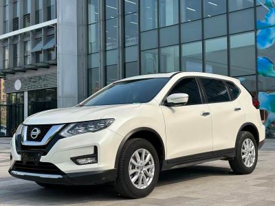 Nissan X-Trail, 2023 г., чёрный, 31 000 км Nissan X-Trail, 2024 г., белый, 38 000 км