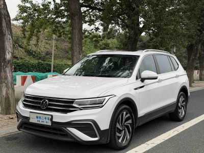 Volkswagen Tiguan L, 2023 г., белый, 42 600 км Volkswagen Tiguan L 2024 300TSI автомат одна ведущая ось комплектация «Умный комфорт»