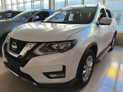 Nissan TIIDA, 2023 г., зелёный, 22 000 км Nissan X-Trail, 2021 г., белый, 33 700 км
