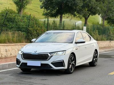Audi 奥迪Q2L, 2022 г., белый, 38 000 км Skoda 明锐, 2022 г., белый, 16 000 км