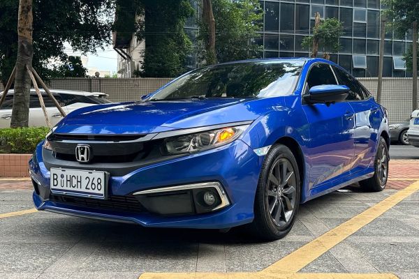 Honda Civic, 2021 г., чёрный, 60 000 км Honda Civic, 2021 г., синий, 50 000 км