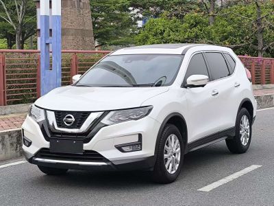 Nissan X-Trail, 2023 г., чёрный, 31 000 км Nissan X-Trail, 2024 г., белый, 26 000 км