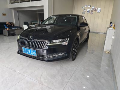 Skoda Superb, 2023 г., серебристый / серый, 35 100 км Skoda 速派, 2023 г., чёрный, 45 000 км