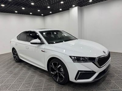 Skoda Octavia, 2022 г., красный / фиолетовый, 46 000 км Skoda 明锐, 2023 г., белый, 34 200 км