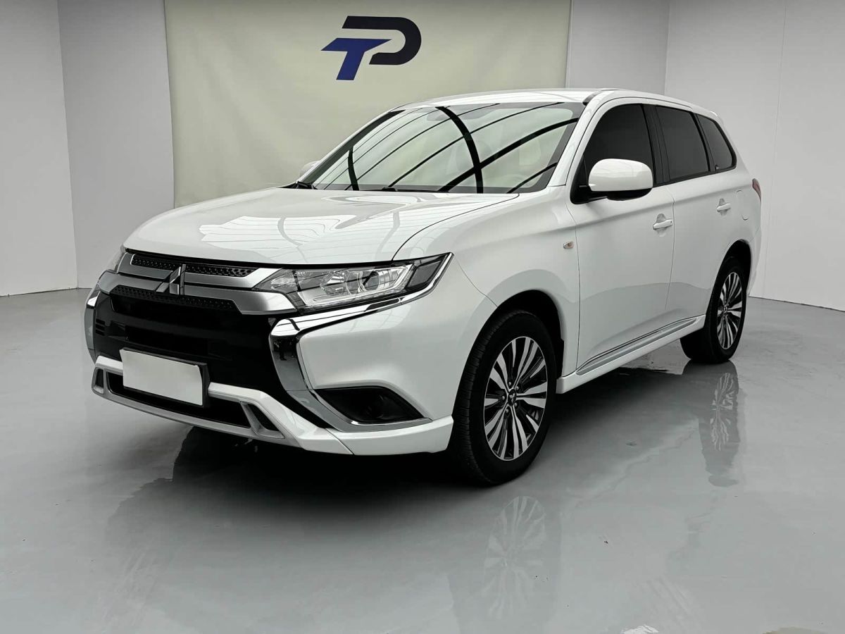 Mitsubishi 欧蓝德, 2023 г., белый, 27 000 км Mitsubishi 欧蓝德, 2023 г., белый, 27 000 км