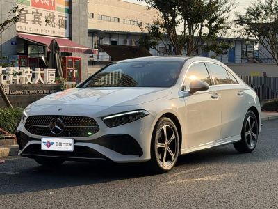 Mercedes-Benz A-Class, 2024 г., красный / фиолетовый, 28 000 км Mercedes-Benz A级 2025 A 200 L комплектация «Стиль»