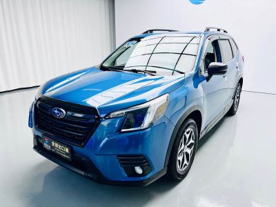 Subaru 森林人, 2021 г., белый, 40 000 км Subaru 森林人, 2022 г., синий, 70 400 км