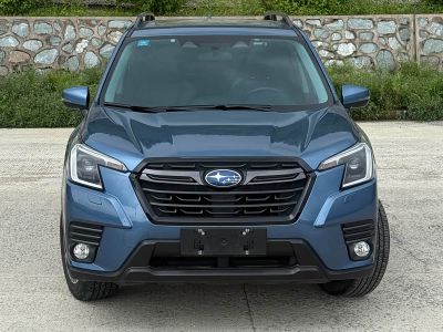 Subaru 森林人, 2021 г., белый, 40 000 км Subaru 森林人, 2023 г., синий, 31 000 км