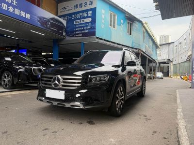 Audi 奥迪Q2L, 2021 г., белый, 14 000 км Mercedes-Benz 奔驰GLB, 2024 г., чёрный, 30 000 км