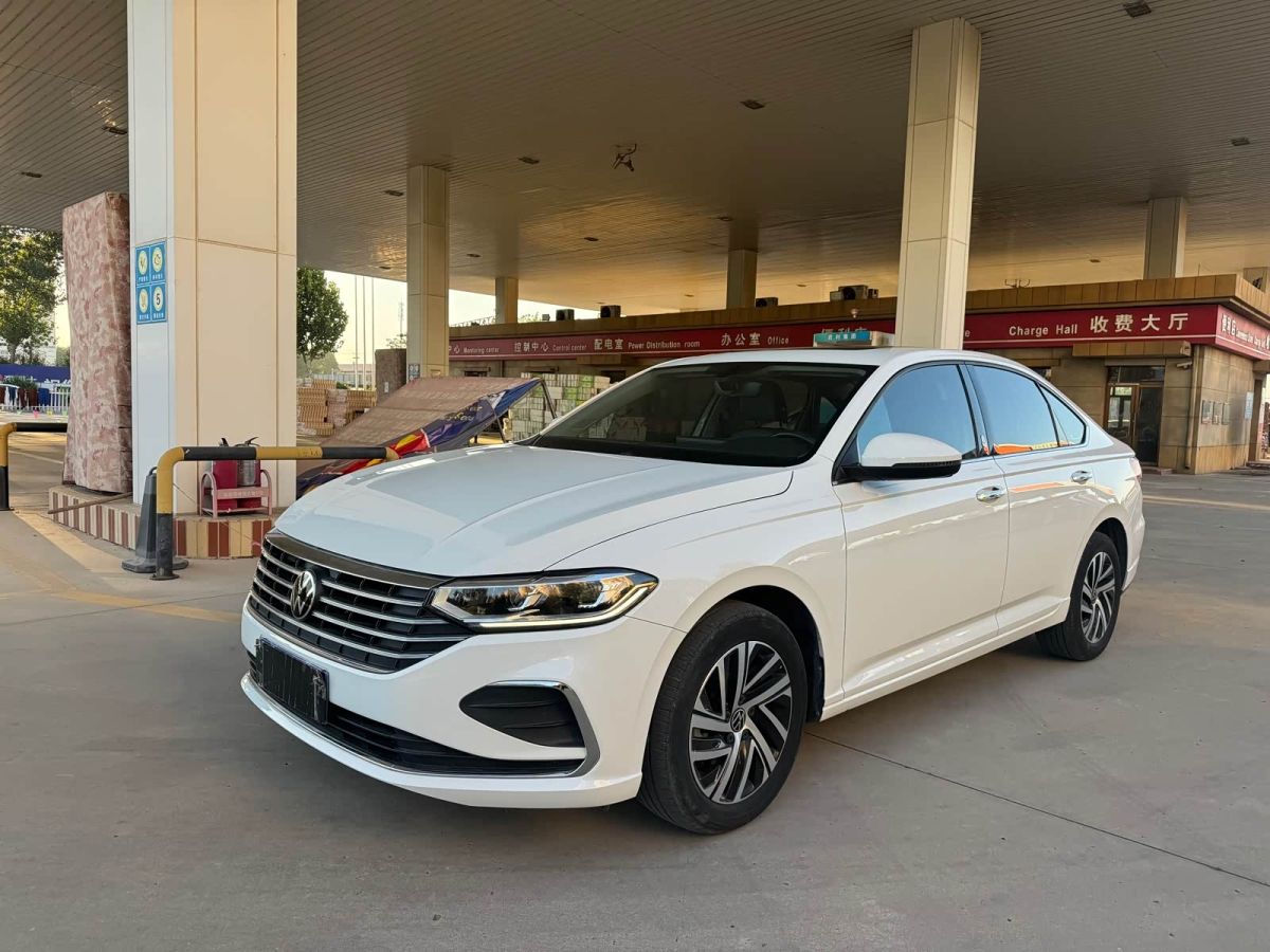 Volkswagen Lavida, 2022 г., белый, 52 000 км Volkswagen Lavida 2023 1.5L автомат пять миллионов версия