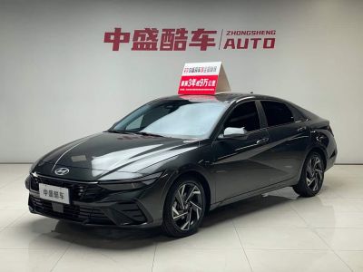Hyundai Elantra (CN7), 2022 г., белый, 27 548 км Hyundai Elantra, 2026 г., серебристый / серый, 6 400 км