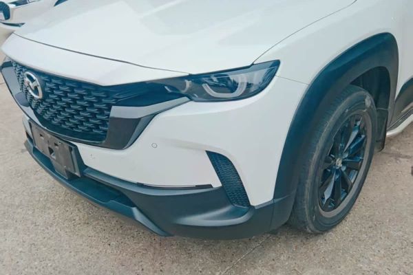Mazda CX-30, 2023 г., синий, 13 300 км Mazda 马自达CX-50行也, 2023 г., белый, 47 000 км