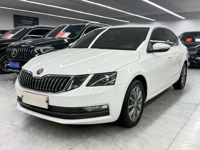 Skoda Octavia, 2021 г., чёрный, 60 000 км Skoda 明锐, 2022 г., белый, 49 000 км